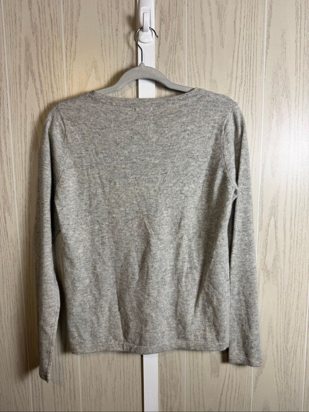 Pink Pineapple 100% Cashmere SKI Word Graphic Sweater Size Small Gray Luxury - Picture 3 of 8
